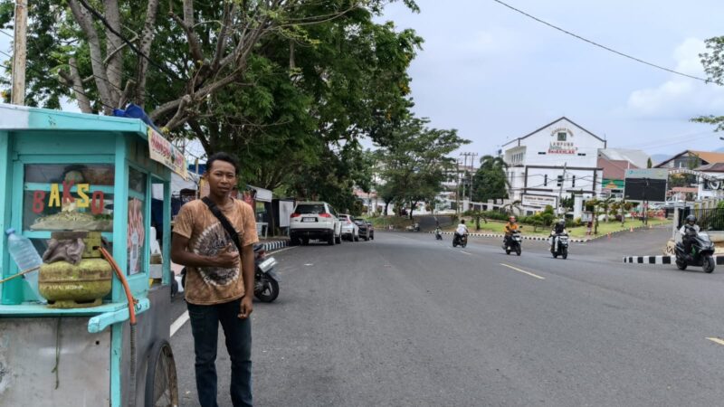 Pedagang Kecil Berharap Agar Demo Damai Tidak Anarkis Dan Pemerintah Dengarkan Suara Rakyat