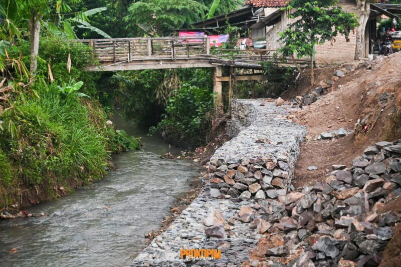 Bupati Tinjau Progres Perbaikan Jalan Penghubung di Way Khilau: Ditargetkan Rampung Oktober 2025